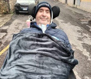 Saretino inventa un sistema per scaldarsi in carrozzina lingegno di Carlo Antonini contro il freddo invernale