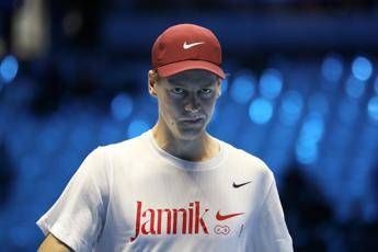 Sinner e il golf colpi da rivedere Jannik si butta a terra e Cahill se la ride