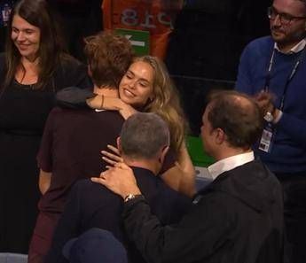 Sinner trionfa e Laila. lo abbraccia la festa di Jannik dopo la vittoria delle Atp Finals Sinner trionfa e Laila. lo abbraccia la festa di Jannik dopo la vittoria delle Atp Finals