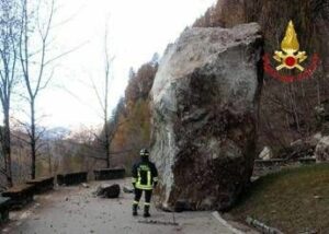 Sondrio frana la montagna a Lanzada macigno sulla strada