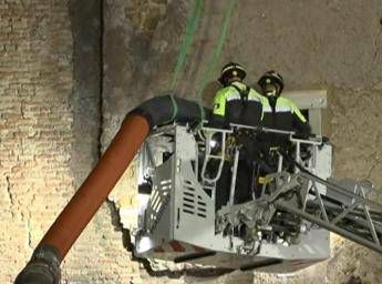 Torre dei Conti parla loperaio scampato al crollo Ho avuto paura ora aspetto che salvino il mio collega Torre dei Conti parla loperaio scampato al crollo Ho avuto paura ora aspetto che salvino il mio collega