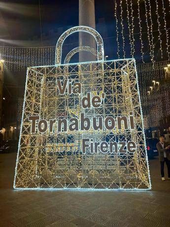 Via de Tornabuoni illumina il Natale a Firenze Via de Tornabuoni illumina il Natale a Firenze