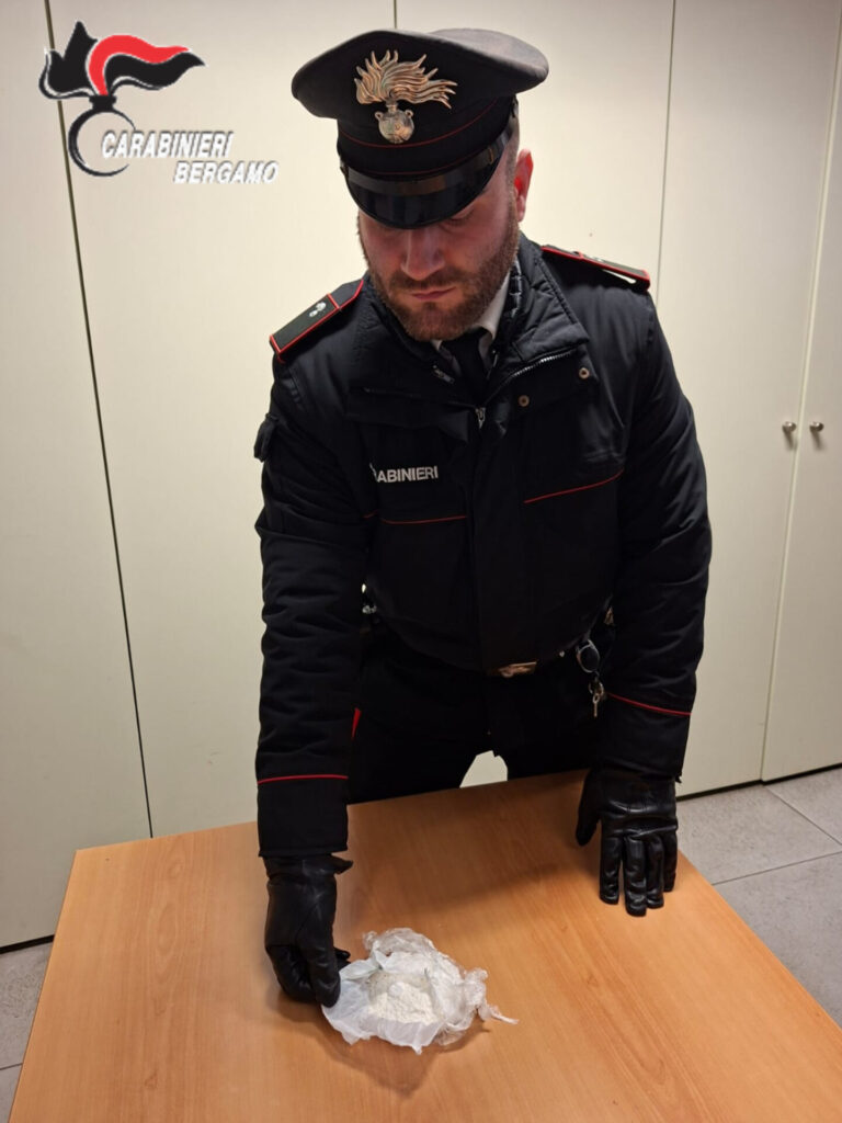 06.12.25 ROMANO DI L CC ESEGUONO OCC PER CODICE ROSSO E TROVANO ANCHE UN ETTO DI DROGA 06.12.25 ROMANO DI L CC ESEGUONO OCC PER CODICE ROSSO E TROVANO ANCHE UN ETTO DI DROGA