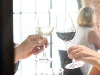 A cena con unaltra donna moglie lo scopre da video spot ristorante e lo lascia A cena con unaltra donna moglie lo scopre da video spot ristorante e lo lascia