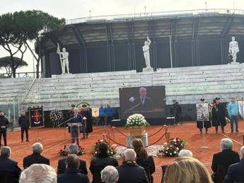 Addio a Nicola Pietrangeli a Roma lultimo saluto alla leggenda del tennis sulle note di My Way Addio a Nicola Pietrangeli a Roma lultimo saluto alla leggenda del tennis sulle note di My Way