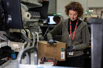 Amazon trasforma centro di distribuzione di Castel San Giovanni nel primo centro resi dItalia