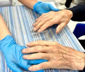 Attimi di benessere alla RSA P. Beretta allieve del CFP di Lumezzane regalano una mattinata speciale agli ospiti Attimi di benessere alla RSA P. Beretta allieve del CFP di Lumezzane regalano una mattinata speciale agli ospiti