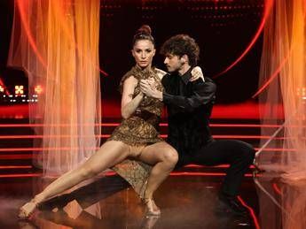 Ballando Delogu Nikita e la versione bionda di De Martino. Poi lipotesi Sanremo