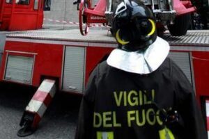 Bari incendio in centro logistico. Fiamme alte fino a 10 metri Bari incendio in centro logistico. Fiamme alte fino a 10 metri