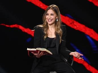 Belve stasera lultima puntata Fagnani intervista tre ospiti e Maria De Filippi