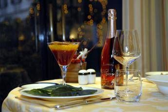 Cenone di Capodanno da numero bicchieri a centimetri tra i piatti 5 errori da evitare a tavola