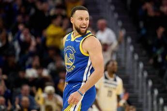 Curry magia in Nba fa canestro. dal tunnel degli spogliatoi Curry magia in Nba fa canestro. dal tunnel degli spogliatoi