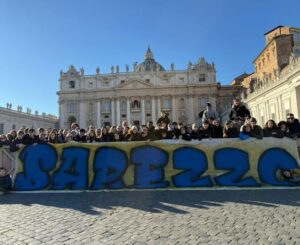 Da Assisi a Roma 70 ragazzi dellUnita pastorale accolti dal Papa in piazza San Pietro Da Assisi a Roma 70 ragazzi dellUnita pastorale accolti dal Papa in piazza San Pietro