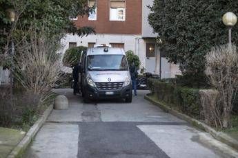 Donna trovata morta in cortile a Milano non e ancora stata identificata