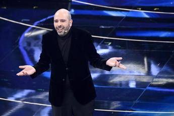 Dono di Natale da Checco Zalone stasera videomessaggio su Mediaset a reti unificate
