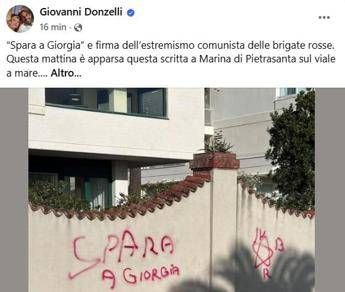 Donzelli pubblica foto scritta su muro Spara a Giorgia a firma Br non ci fermeremo
