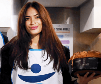 Elodie volontaria a Milano serve i senzatetto alla cena di Natale