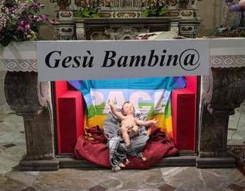 Gesu e una bambina nel presepe Don Vitaliano Dio si incarna anche nelle donne Gesu e una bambina nel presepe Don Vitaliano Dio si incarna anche nelle donne
