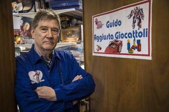 Il Natale di Guido LAggiustagiocattoli il pensionato che sistema e dona i regali usati