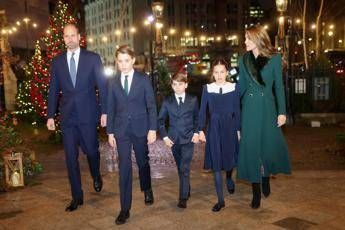 Kate e William condividono una nuova foto di famiglia lo scatto per gli auguri di Natale