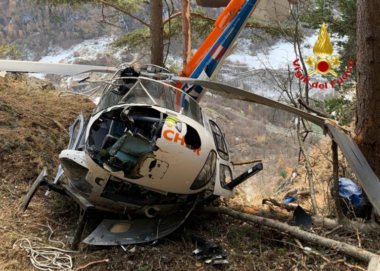Lanzada elicottero precipita in localita Le Prese feriti il pilota Maurizio Folini e quattro operai nessuno in pericolo di vita Lanzada elicottero precipita in localita Le Prese feriti il pilota Maurizio Folini e quattro operai nessuno in pericolo di vita