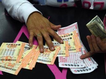 Lotteria da record vince 18 miliardi con il Powerball negli Usa Lotteria da record vince 18 miliardi con il Powerball negli Usa