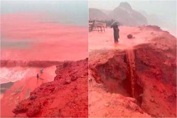 Mare rosso sangue in Iran lo spettacolo sullisola di Hormuz