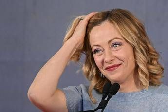 Meloni ai suoi Avete lavorato bene ora riposatevi. Resta il mistero sul regalo