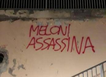 Meloni assassina scritta choc in centro a Castiglioncello