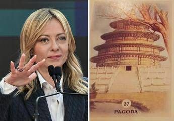 Meloni e la battuta Il centrosinistra si porta sfiga come la carta della pagoda Meloni e la battuta Il centrosinistra si porta sfiga come la carta della pagoda