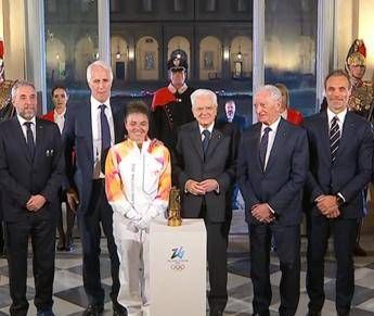 Milano Cortina la fiamma olimpica e arrivata in Italia ed e stata consegnata a Mattarella Milano Cortina la fiamma olimpica e arrivata in Italia ed e stata consegnata a Mattarella