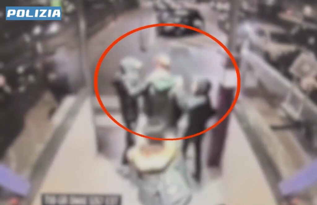 Milano rapinano una collana in metro la Polizia di Stato arresta due giovani