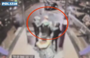 Milano rapinano una collana in metro la Polizia di Stato arresta due giovani