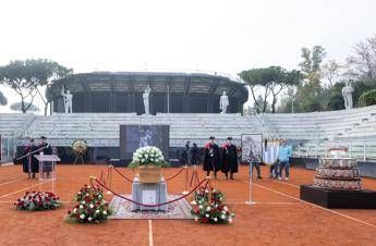 Nicola Pietrangeli camera ardente al Foro Italico sulle note di Aznavour. Alle 15 i funerali Nicola Pietrangeli camera ardente al Foro Italico sulle note di Aznavour. Alle 15 i funerali