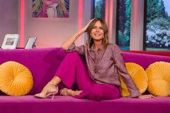 Paola Perego cade dalle scale al Gialappashow cosa e successo Il video Paola Perego cade dalle scale al Gialappashow cosa e successo Il video