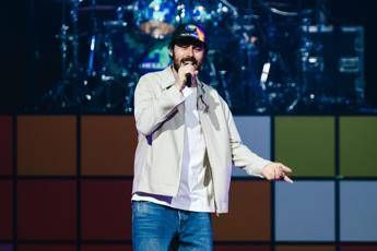 Pinguini Tattici Nucleari il frontman Riccardo Zanotti e diventato papa lannuncio