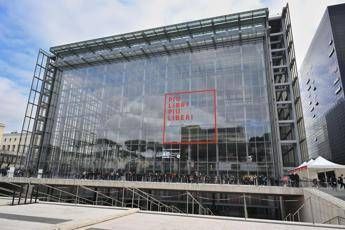 Piu libri piu liberi al via la fiera a Roma tra polemiche e file agli stand