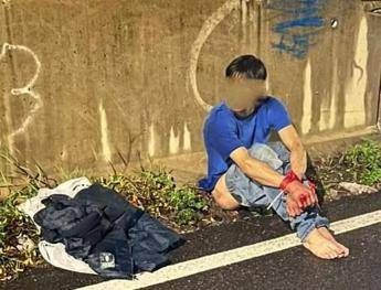 Roma legato e seminudo in fuga dal campo rom 18enne salvato dai vigili urbani Roma legato e seminudo in fuga dal campo rom 18enne salvato dai vigili urbani