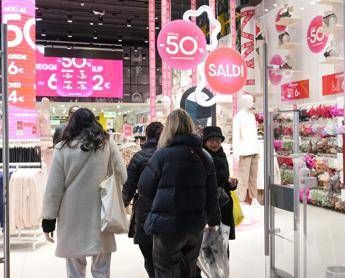 Saldi invernali 2026 dalla Lombardia al Lazio quando iniziano