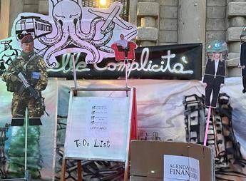 Scala la protesta prima dellevento Meloni e ministri ritratti con lelmetto Scala la protesta prima dellevento Meloni e ministri ritratti con lelmetto