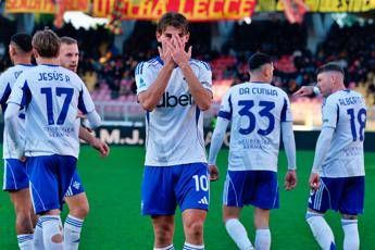 Serie A vola il Como 3 0 a Lecce. Il Cagliari rimonta il Torino sprofondo Fiorentina