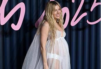 Sienna Miller e incinta lannuncio sul red carpet dei Fashion Awards 2025