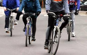 Spari contro gruppo di ciclisti a colpire un 25enne incensurato perche li detesta