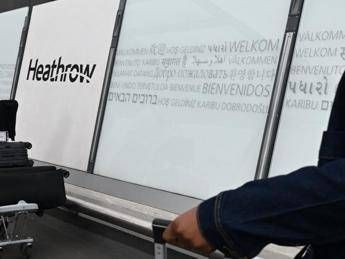 Spray al peperoncino su diverse persone a Heathrow fermato un uomo