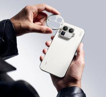 Strategia Flagship tra lente RICOH GR potenza a 200MP e immagini spontanee