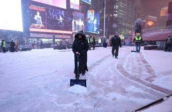 Tempesta di neve a New York disagi e voli cancellati il maltempo inguaia i viaggi per le feste