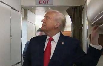 Trump e il bagno occupato sullAir Force One Ce qualcuno li dentro