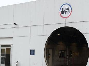 Tunnel sotto la Manica problemi a circolazione treni con ritardi e cancellazioni. Eurostar Rimandate il viaggio Tunnel sotto la Manica problemi a circolazione treni con ritardi e cancellazioni. Eurostar Rimandate il viaggio
