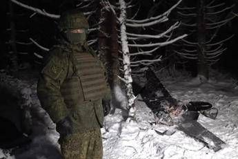 Ucraina attacco alla residenza di Putin Russia mostra il drone abbattuto