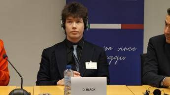 Ue al convegno Pro Vita la testimonianza di un detransitioner Stop esperimenti su bambini